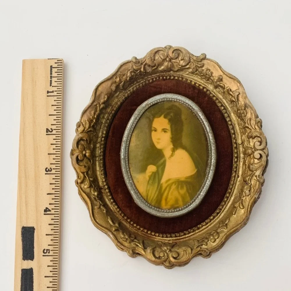 Vintage Cameo Gold Ornate Oval Wall Victorian Portrait Frame Velvet Mat 4”x 5”
